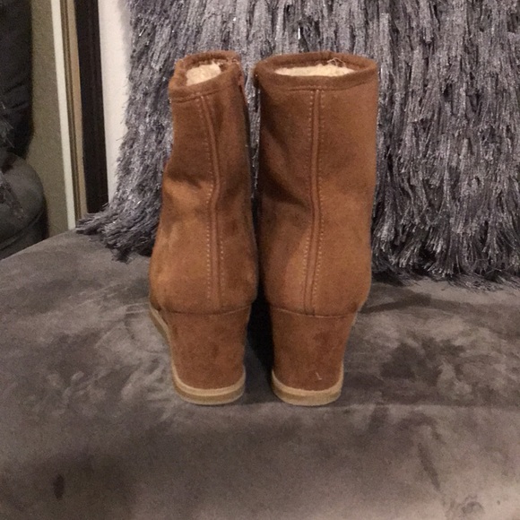 Tan wedge heel ankle boots. Size 8. - Picture 3 of 6